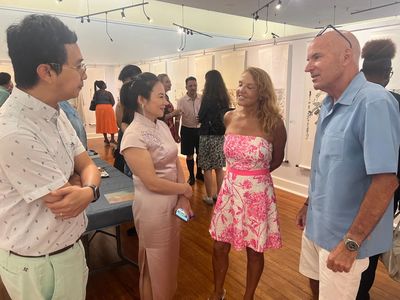 百慕大群島首個中國畫展亮相 翟優、樊蕾伉儷“家園”作品引國際關注